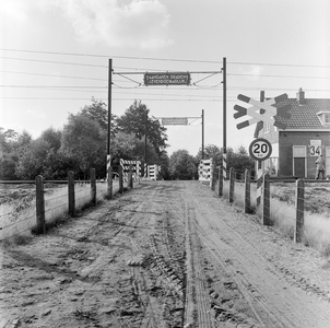 125503 Gezicht op de spoorwegovergang in de Maartensdijkseweg ten zuiden van Hilversum.